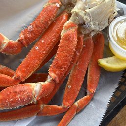 Bimini’s Oyster Bar and Seafood Cafe signature dishes Steam Pots
Crab Legs
Scallops